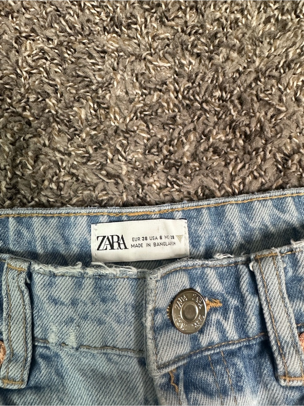 Zara High-Waisted Light Wash Straight Leg Jeans - Size 6 / 38 - Picture 3 of 4